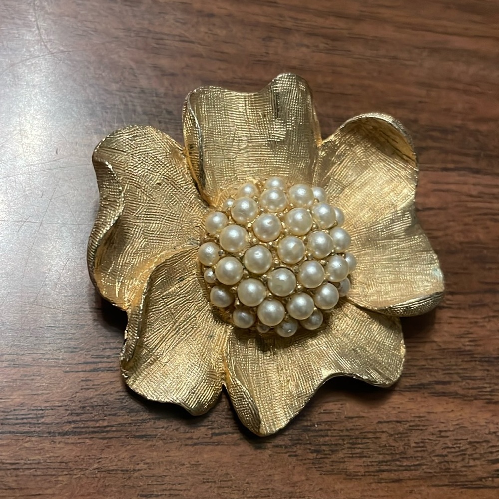 Vintage Signed AN Textured Gold Tone Flower with Pearls Brooch